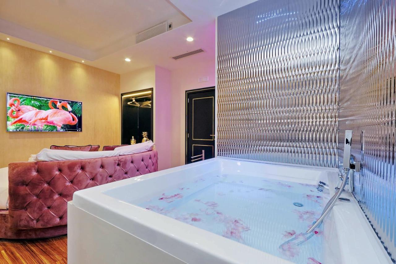 Spanish Hills Collection Luxury & Jacuzzi